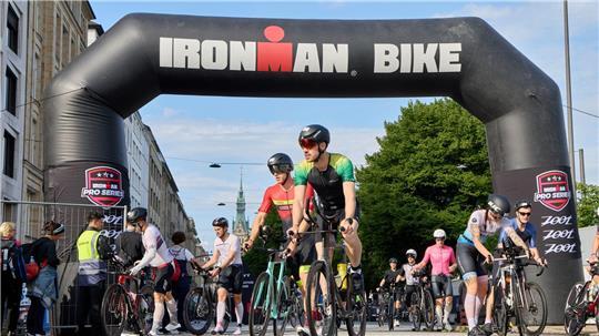 Eine fast 90 Kilometer lange Radrennstrecke wird am Sonntag für die Teilnehmer am Ironman in Hamburg reserviert. (Archivbild)