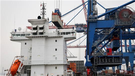 Eine ferngesteuerte Containerbrücke bewegt im Hamburger Hafen einen Seecontainer. 