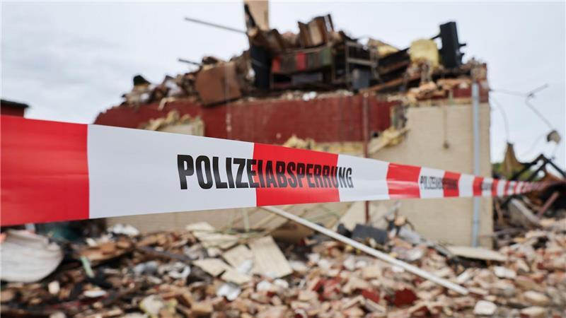 Brandserie in Kudensee: Angst und Verunsicherung im Dorf Eine frische Brandruine ist in der Ortsmitte von Kudensee mit Absperrband der Polizei gesichert.