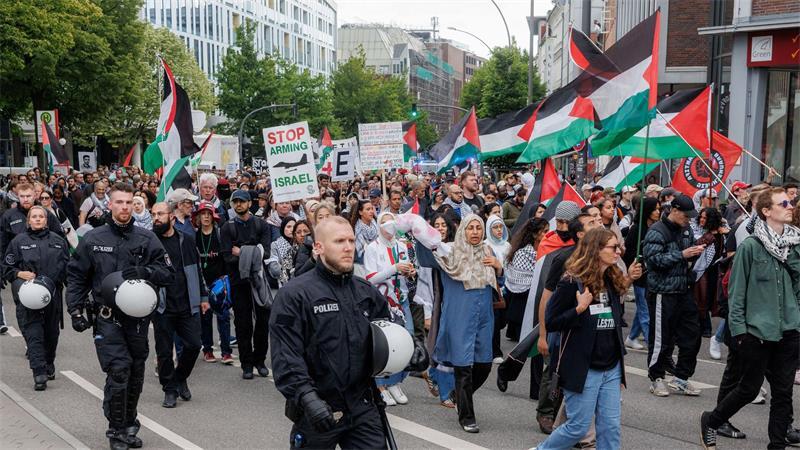 Eine frühere Pro-Palästina-Veranstaltung in der Innenstadt. Hamburgs Verfassungsschutz warnt vor einer anderen Demonstration am kommenden Mittwoch, dem Jahrestag des Hamas-Überfalls auf Israel. (Archivbild) 