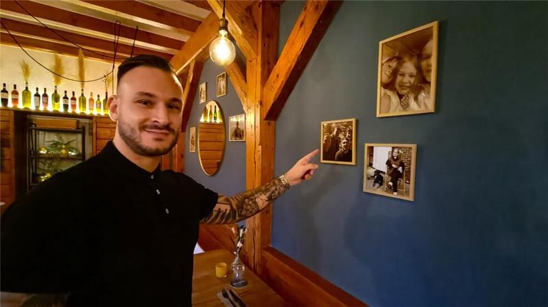 Osteria Il Mulino: Italienischer Wind für Deinster Mühle Eine ganz persönliche Note: An den Wänden hängen Fotos der Familie.