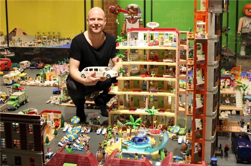 Sammler Oliver Schaffer zeigt seine Playmobil-Welten Eine ganze Welt aus Playmobil : Sammler und Kurator Oliver Schaffer am Kiekeberg in dem größten Diorama, das er je gebaut hat. Foto FLMK