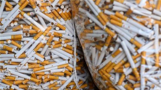 Eine ganze illegale Fabrik zur Produktion und Verpackung von Zigaretten haben Zollfahnder in Westfalen entdeckt. (Archivbild)