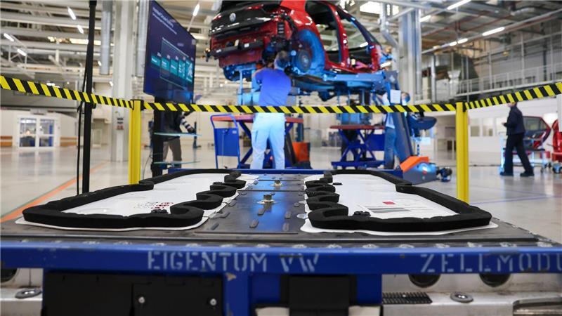 Eine gebrauchte Hochvoltbatterie aus einem zerlegten ID.3 liegt während der Vorstellung der Recycling-Strategie im VW-Werk Zwickau.