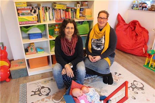 Eine gemütliche, warme Umgebung und gesundes Essen sollen Kinder in der Tagespflege bekommen. Doch die Kosten dafür steigen, wissen Sabrina Lenk und Ariane Schuldt vom Tagesmütterverein. Foto: Richter