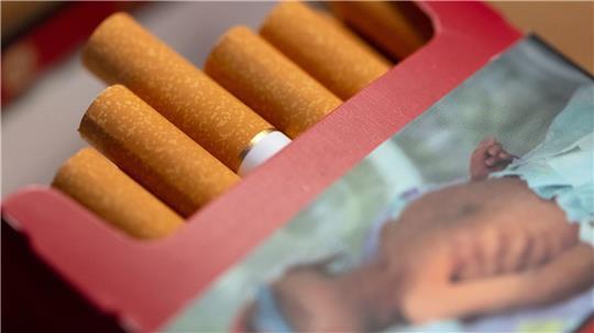 Eine geöffnete Zigarettenpackung (Illustration)