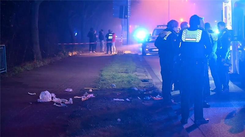 Tödliche Messerattacke: Streit in Harburg eskaliert Eine gewalttätige Auseinandersetzung zwischen mehreren Menschen in Hamburg-Harburg hat ein tödliches Ende genommen.