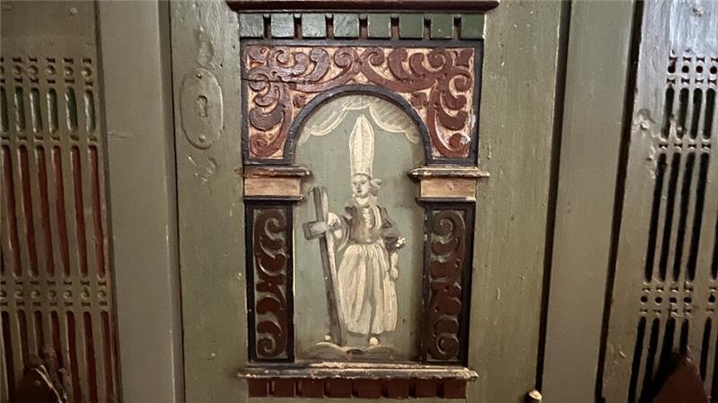 Von den Nazis verfolgt: Bedeutender Künstler verschönerte einst die Borsteler Kirche Eine gläubige Altländerin mit Kreuz und Tracht schmückt das Kastengestühl von St. Nikolai.