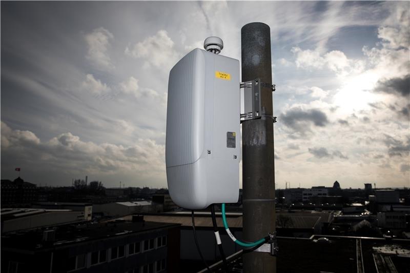 Eine glasfasergespeiste Antenneneinheit für 5G ist auf einem Dach montiert. Kurz vor Abschluss eines Tests von Hochgeschwindigkeits-Internetanschlüssen auf Basis von 5G-Technologie in Hamburg hat Telefónica Deutschland eine positive Zwische