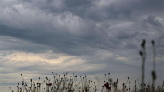 Eine graue Wolkendecke hängt über Norddeutschland. (Archivbild)