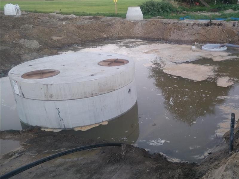 Baustelle geflutet: Investor vermutet Sabotage in Fredenbecker Baugebiet Eine große Fläche im Baugebiet Sonnenkamp ist voll Wasser gelaufen. Dabei ist ein Schaden von 10.000 Euro entstanden. Fotos: Schmidt