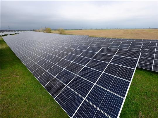 Eine große Freiflächen-Photovoltaikanlage gibt es in Buxtehude noch nicht. Eine Initiative aus Dammhausen will das schnell ändern. Foto: dpa