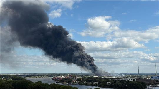 Eine große Rauchwolke ist bei einem Brand in Hamburg über der Stadt zu sehen.