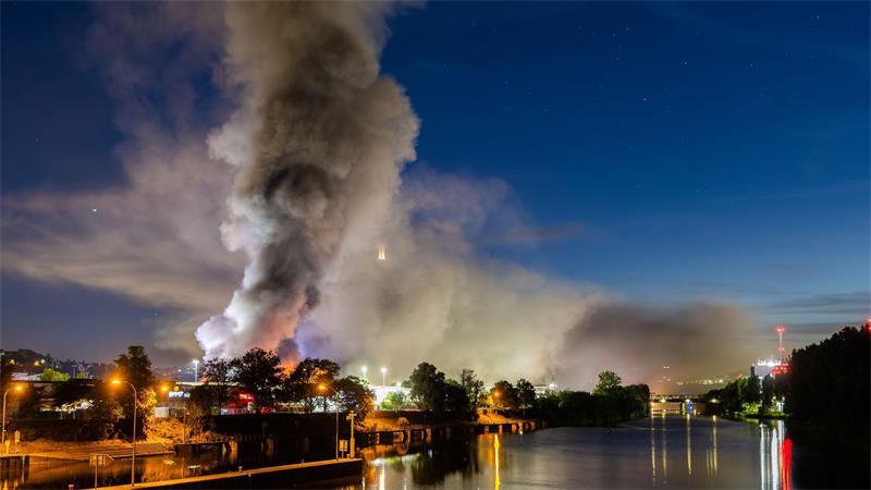 Größter Einsatz seit Jahren: Stuttgarter Großmarkt in Brand Eine große Rauchwolke zog über den Neckar.
