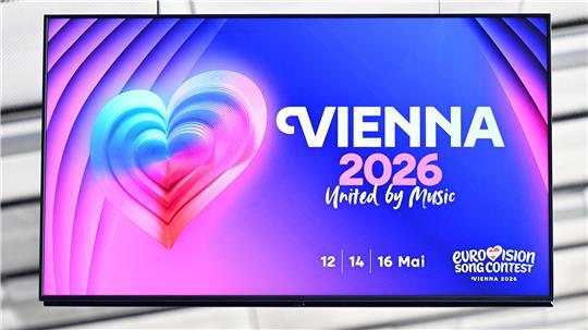 Eine große Tafel weist in der Stadthalle auf den ESC 2026 hin. Wien ist Austragungsort des 70. Eurovision Song Contests, dessen Finale am 16. Mai 2026 in der Wiener Stadthalle über die Bühne gehen wird.
