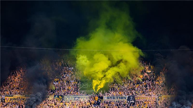 Bilder des Tages Eine grüngelbe Wolke steigt aus dem K-Block im Stadion.