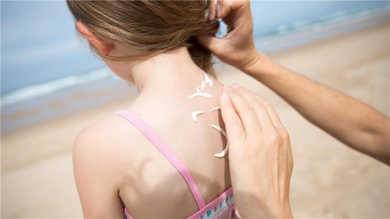 Eine gute Sonnencreme für Kinder muss nicht unbedingt teuer sein. (Symbolbild)