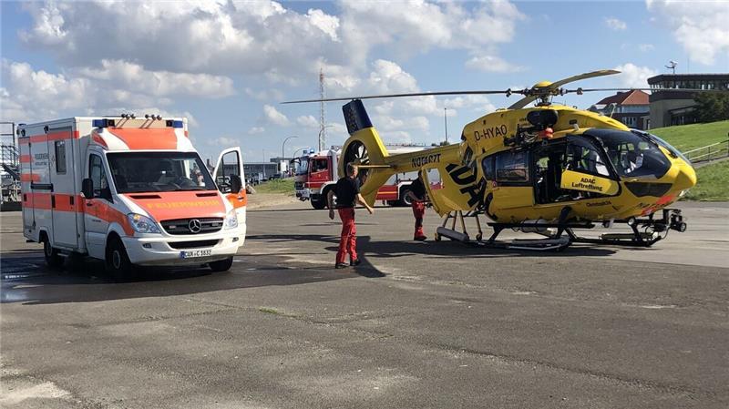 Eine halbe Stunde nach der Landung am Fährhafen hebt der Hubschrauber mit der Patientin an Bord wieder ab. Foto: Feuerwehr Cuxhaven