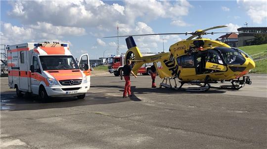 Eine halbe Stunde nach der Landung am Fährhafen hebt der Hubschrauber mit der Patientin an Bord wieder ab. Foto: Feuerwehr Cuxhaven