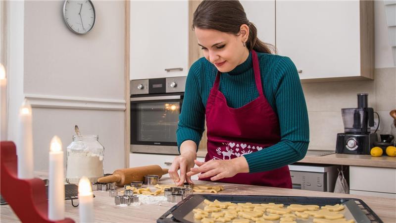 Diese 5 Fehler sollten Sie beim Plätzchen backen vermeiden Eine harte Unterlage eignet sich gut zum Plätzchen ausstechen.