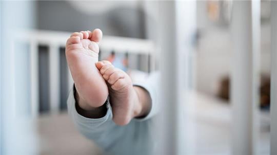 Eine hochschwangere Frau schaffte nicht mehr den Weg in den Kreißsaal, ihr Baby kam daher auf der Autobahn zur Welt. (Symbolbild)