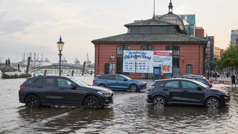 Hamburger Fischmarkt bei Sturmflut teils überspült Eine im Sommer seltene Sturmflut hat den Hamburger Fischmarkt in Teilen überspült.