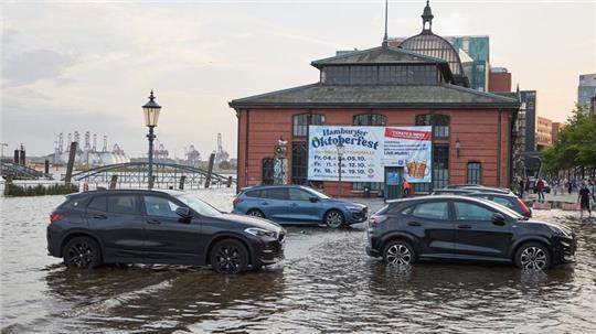 Eine im Sommer seltene Sturmflut hat den Hamburger Fischmarkt in Teilen überspült.