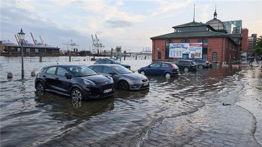 Eine im Sommer seltene Sturmflut hatte am Freitag den Hamburger Fischmarkt in Teilen unter Wasser gesetzt. (Archivfoto)