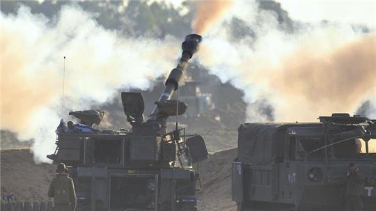 Eine israelische Artillerie feuert in Richtung des Gazastreifens.