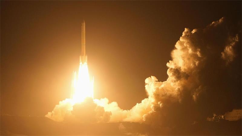 Eine japanische H3-Rakete, die eine Sonde für eine Mission zur Entnahme von Proben von einem Marsmond an Bord hat, steigt in den frühen Morgenstunden nach dem Start vom Tanegashima Space Center in der Präfektur Kagoshima im Südwesten Japans in den Himmel. Die japanische Raumsonde ist samt dem deutsch-französischen Rover „Idefix“ Richtung Marsmond Phobos aufgebrochen.