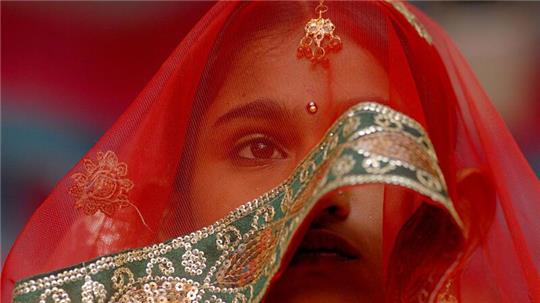Eine junge Braut während einer Massenheirats- und Verlobungszeremonie in Indien.