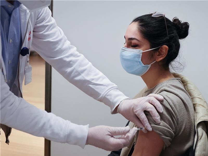 Eine junge Frau erhält den Piks in den linken Oberarm. Der Landkreis Stade will seine Impfkampagne ausweiten. Foto: Charisius/dpa