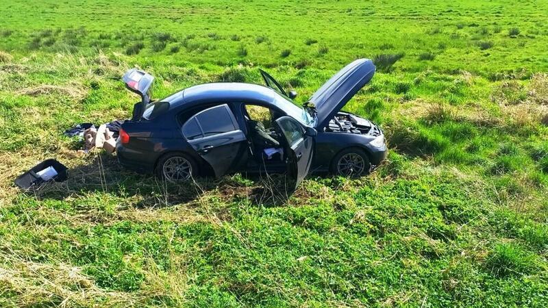 Eine junge Frau fuhr mit ihrem BMW in einer leichten Rechtkurve geradeaus und landete auf einer Wiese.