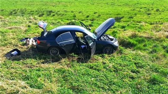 Eine junge Frau fuhr mit ihrem BMW in einer leichten Rechtkurve geradeaus und landete auf einer Wiese.