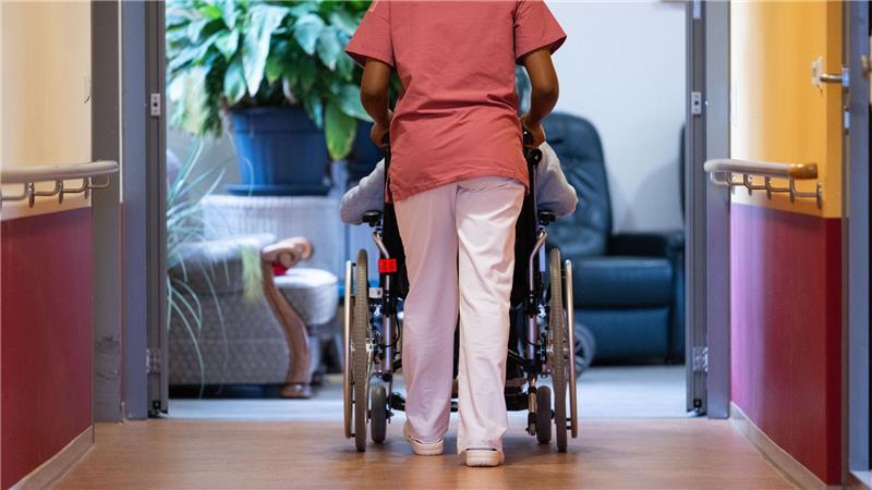 Perfide Masche: Junge Frau gibt sich als Pflegerin aus und bestiehlt Senior Eine junge Frau gab sich als Pflegekraft aus, um in die Wohnung eines Seniors zu gelangen (Symbolbild).
