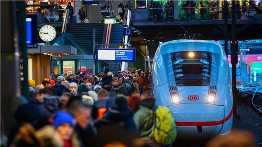 Eine junge Frau hat einem Mitarbeiter der DB-Security Rassismus und Gewalt vorgeworfen. (Symbolbild)