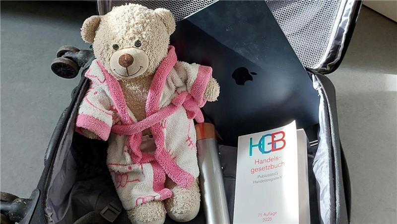Eine junge Frau hat ihren gestohlenen Koffer mit Wertsachen zurückbekommen - darin war ein „unbezahlbarer“ Teddybär.