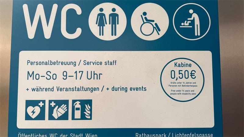 Eine junge Frau in Wien sieht sich durch die Kosten von 50 Cent für die Nutzung einer Kabine in öffentlichen Toiletten diskriminiert.