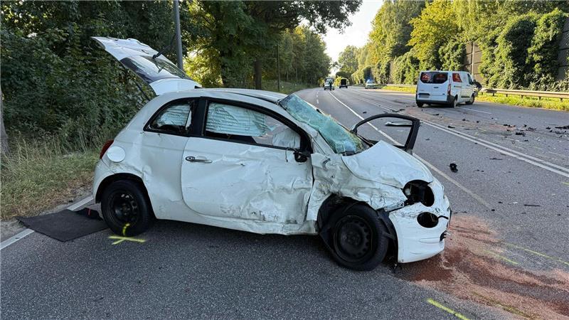 Eine junge Frau ist mit ihrem Auto in den Gegenverkehr geraten und dort erst gegen ein Taxi gestoßen und dann gegen einen Kleintransporter geschleudert worden.