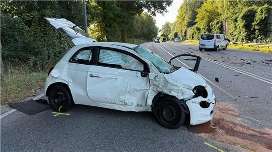 Eine junge Frau ist mit ihrem Auto in den Gegenverkehr geraten und dort erst gegen ein Taxi gestoßen und dann gegen einen Kleintransporter geschleudert worden.