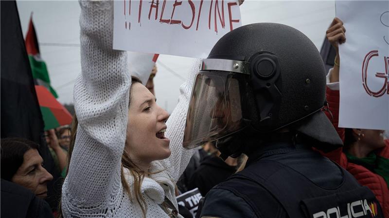 Bilder des Tages Eine junge Frau protestiert vor einem Polizisten während einer Kundgebung in Spanien bei der Vuelta a España gegen den Gaza-Krieg.