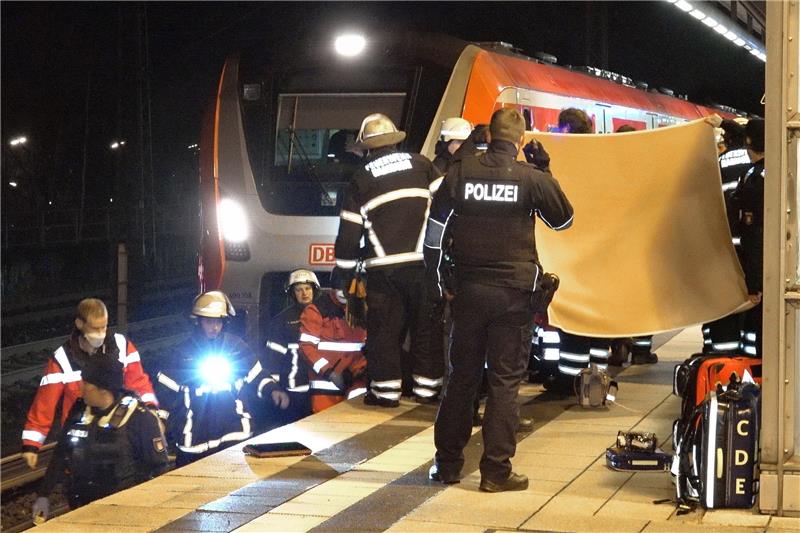Von Zug erfasst: Bundespolizei ermittelt gegen Zwillingsschwester Eine junge Frau starb, eine zweite konnte per Not-OP gerettet werden. Foto: Neff/NEWS & ART Media Company GmbH/dpa