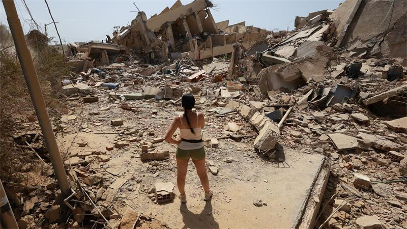 Eine junge Frau steht zwei Tage nach den verheerenden Erdbeben in Venezuela vor den Trümmern eingestürzter Häuser in Catia La Mar.