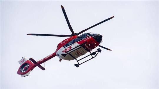 Eine junge Frau wird im Landkreis Segeberg dabei vom eigenen Auto überrollt. (Illustration)