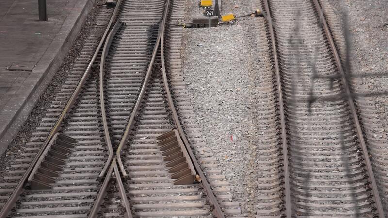 Eine kaputte Oberleitung führt zu Behinderungen im Bahnverkehr in Hamburg. (Symbolbild)