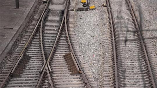 Eine kaputte Oberleitung führt zu Behinderungen im Bahnverkehr in Hamburg. (Symbolbild)