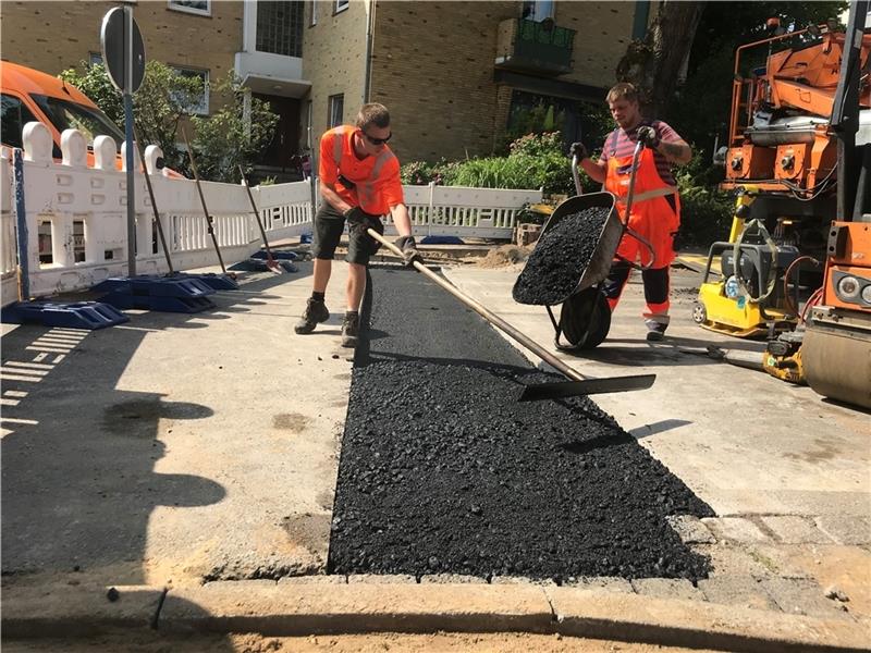 Hitzefrei gibt es auf der Baustelle auch bei Rekord-Temperaturen nicht Eine kleine Baustelle in Altkloster mit großer Wirkung. Die hier verlegten Glasfaser-Kabel sollen den Buxtehuder Süden mit Breitband-Internet versorgen. Fotos: Wisser