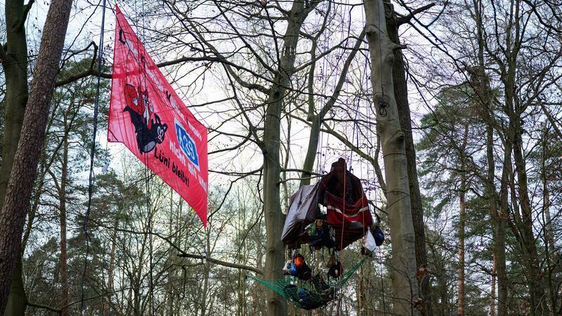 Eine kleine Gruppe demonstriert im Wald gegen den Ausbau der A39.