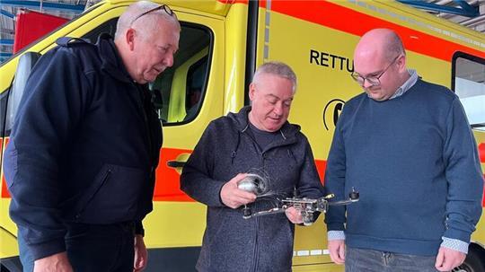 Eine kleine russische Drohne aus dem Kriegsgebiet. Grischa Kaflowskij (Mitte) zeigt sie Wilfried Sprekels und Kreissprecher Daniel Beneke (rechts).