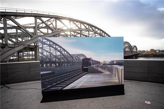Eine künstlerische Darstellung der Hamburger Hochbahn AG steht bei einer Pressekonferenz zum Start der Planungen für die Verlängerung der U4 auf einer Aussichtsplattform an der Station Elbbrücken. 2021 sollen die Planungen für die Verlängerung der U-Bahnlinie 4 von den Hamburger Elbbrücken bis nach Grasbrook beginnen. Foto: Christian Charisius/dpa